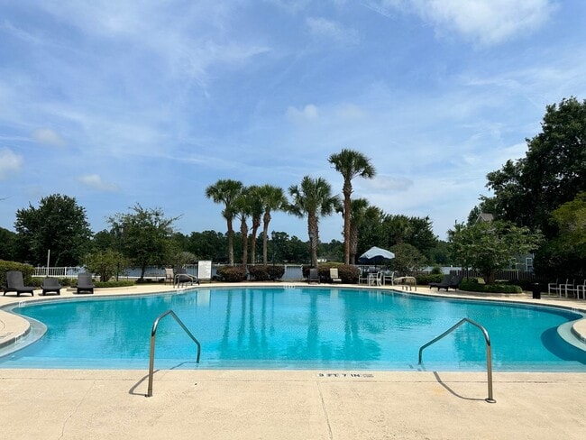 Building Photo - Gated Community! Close to the Beach and sh...