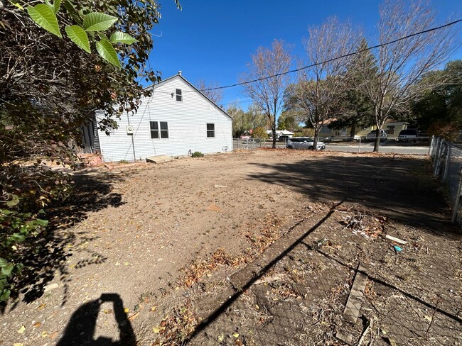 Building Photo - 4 Bedroom 1 Bath House with Detached Garag...