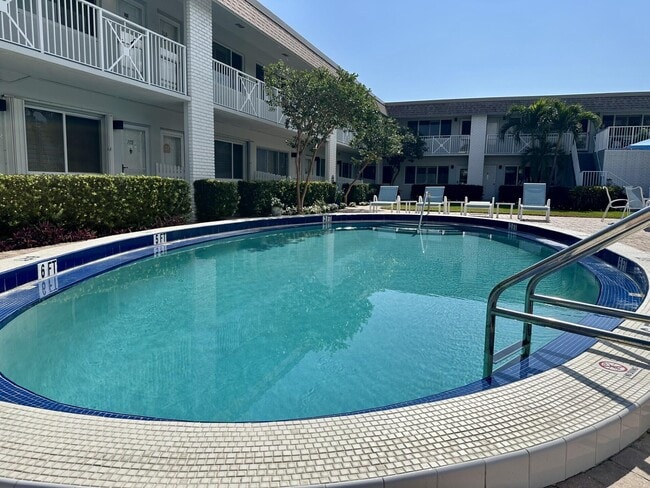 Building Photo - 1001 NE 8th Ave