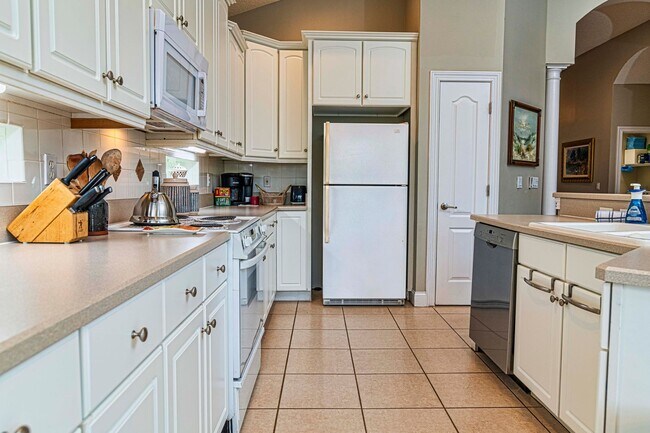 Building Photo - On island time -BBQ-Pool -sleeps 10 -near ...