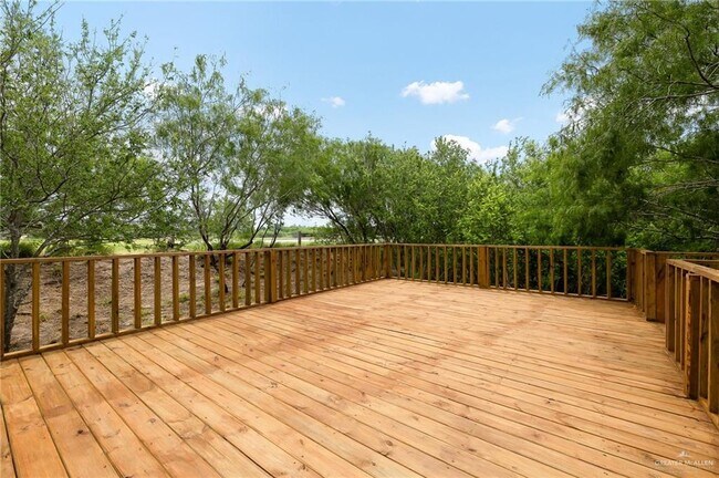 Building Photo - 45 Lakeview Dr