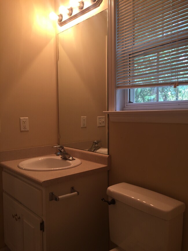 Building Photo - 5606 Landings Pkwy