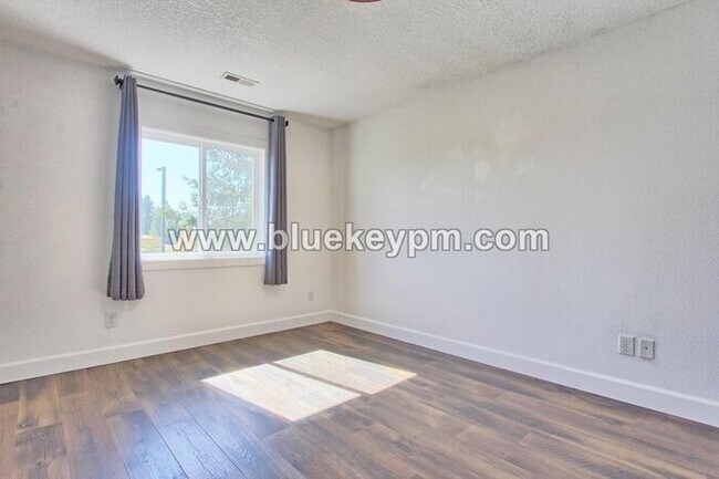 Building Photo - 3 Bed, 3.5 Baths Townhome With Garage Level Suite and Office Space