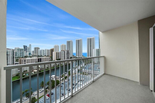 Building Photo - 300 Bayview Dr