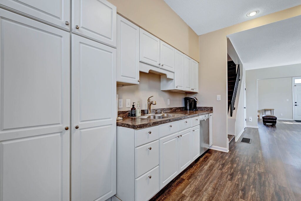 Building Photo - 729 Hamlet St