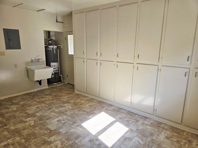 Building Photo - Single Family Home in Scotia!