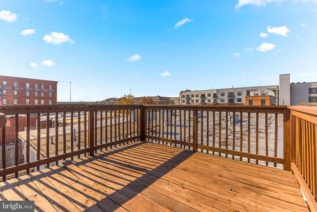 Building Photo - 1819 Light St