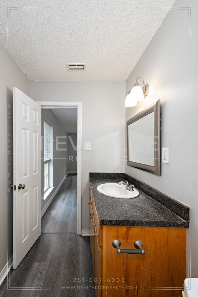 Building Photo - Newly Renovated Brick Home!