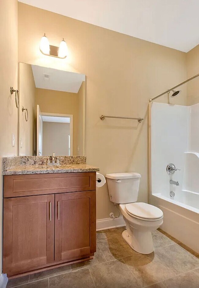 Building Photo - Three Master Suites - Super Location- Bell...