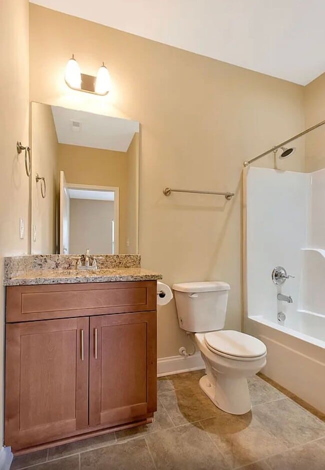 Building Photo - Three Master Suites - Super Location- Bellevue Area