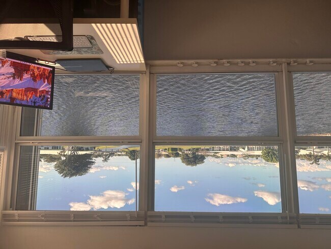 Building Photo - 1112 Lake Terrace