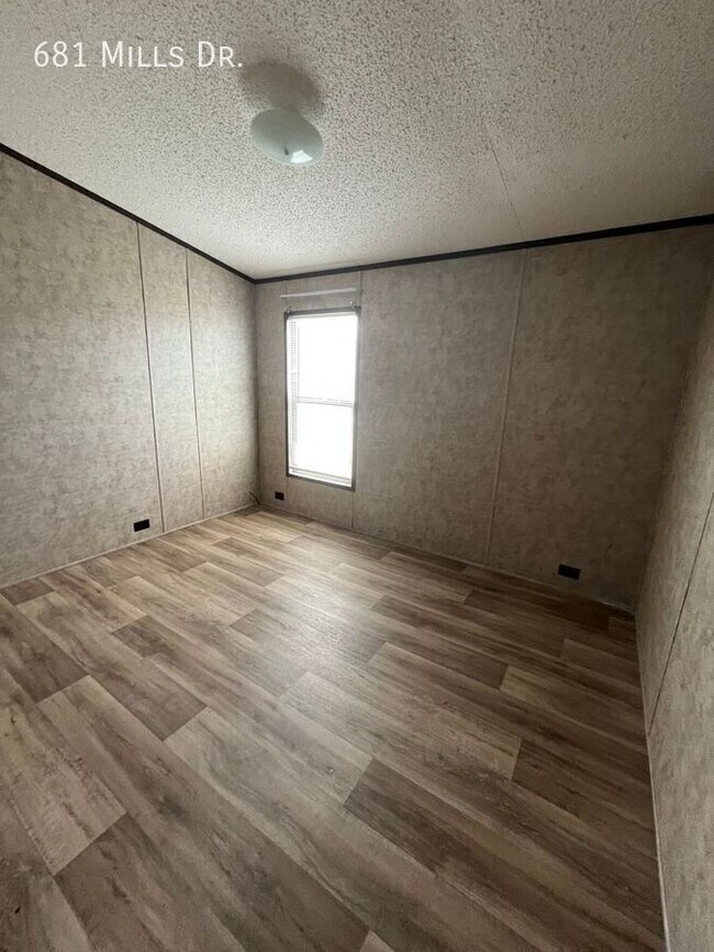 Building Photo - 681 W Mills Dr