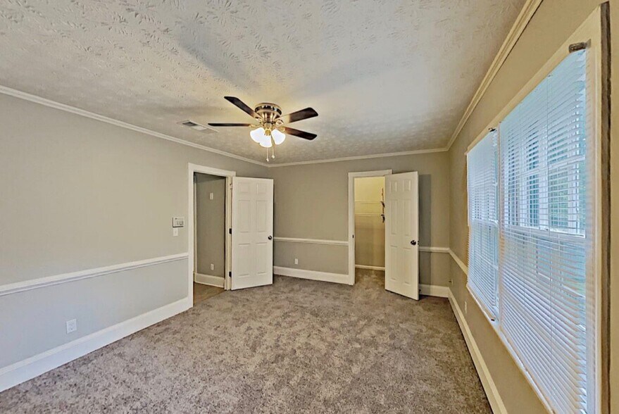 Building Photo - 17231 Greentree Dr