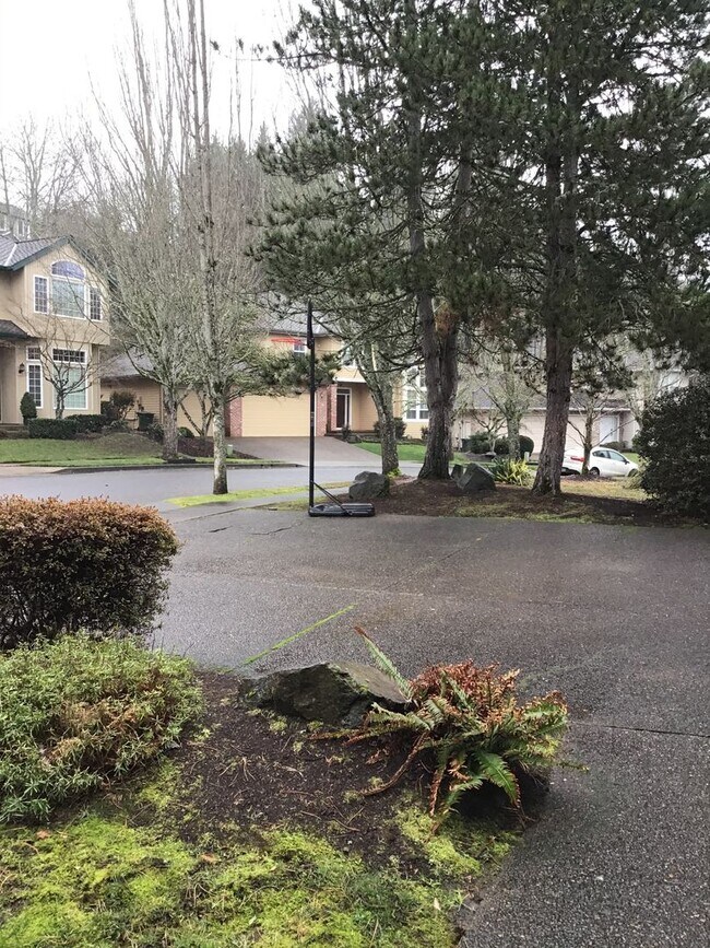 Building Photo - For Rent - Exceptional Murrayhill Location...