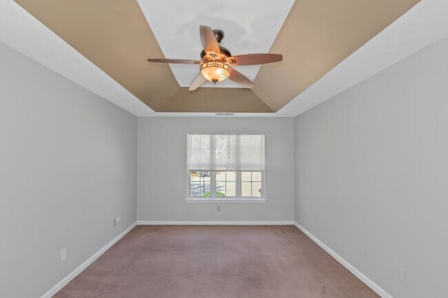 Building Photo - Spacious and inviting