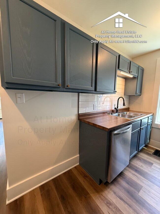 Building Photo - 210 W 6th St