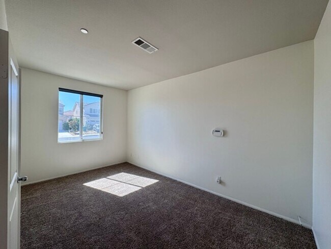 Building Photo - MOVE IN SPECIAL!! Move in on or before Oct...
