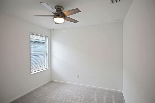 Building Photo - 463 River Run Wy
