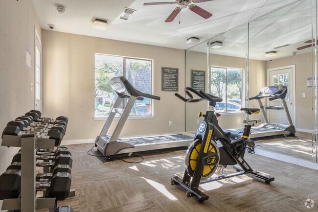 Fitness Center - Colinas Pointe