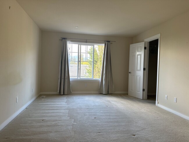 Building Photo - Beautiful 2 bedroom Townhouse in Issaquah Highland - Move in Ready