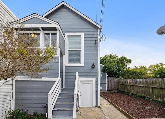 Building Photo - Renovated cottage on huge lot! This stylis...