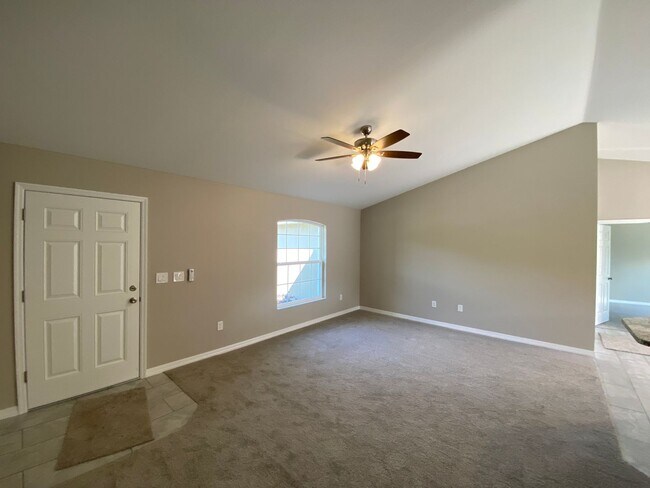 Building Photo - Desirable SE Ocala Neighborhood 3/2/2 *WON'T LAST*