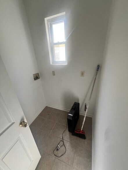 Laundry room - 895 S 18th St