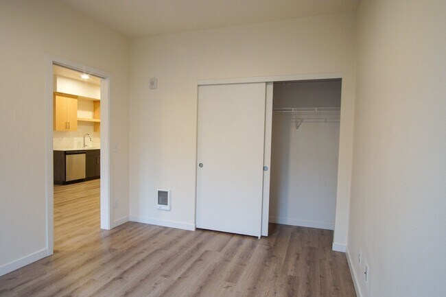 Building Photo - Spacious 2nd Floor 2-Bed in John's Landing...