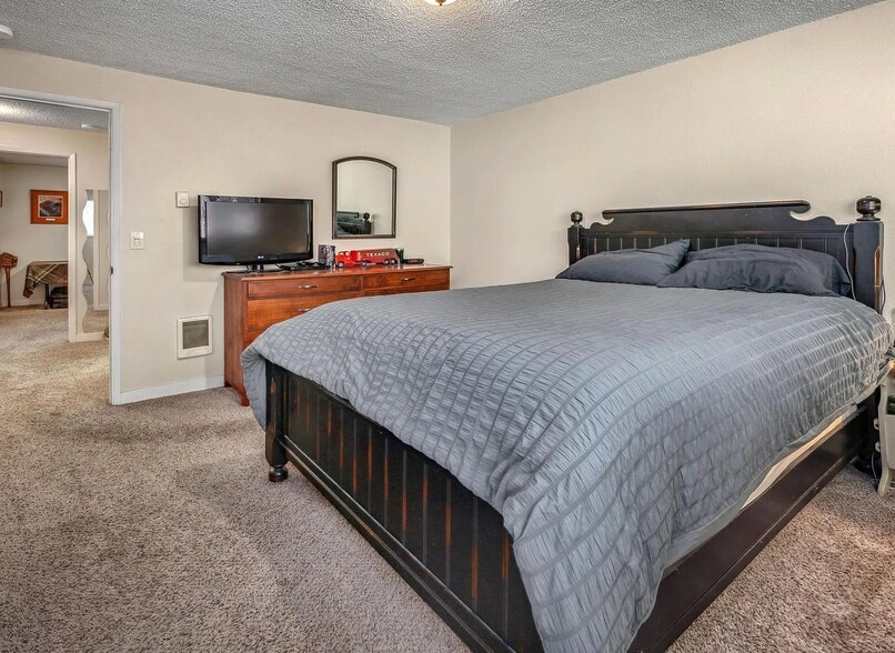 Building Photo - 208 SW Wallula Ave