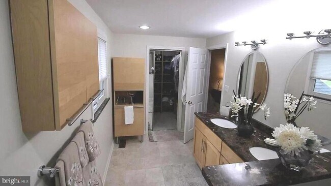 Building Photo - 11120 Lake Breeze Dr