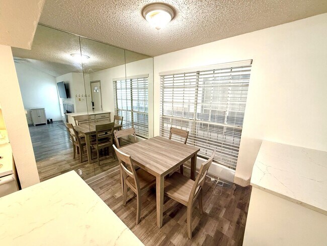 Building Photo - AVAILABLE NOW! 3rd Floor 1 Bedroom / 1 Bat...