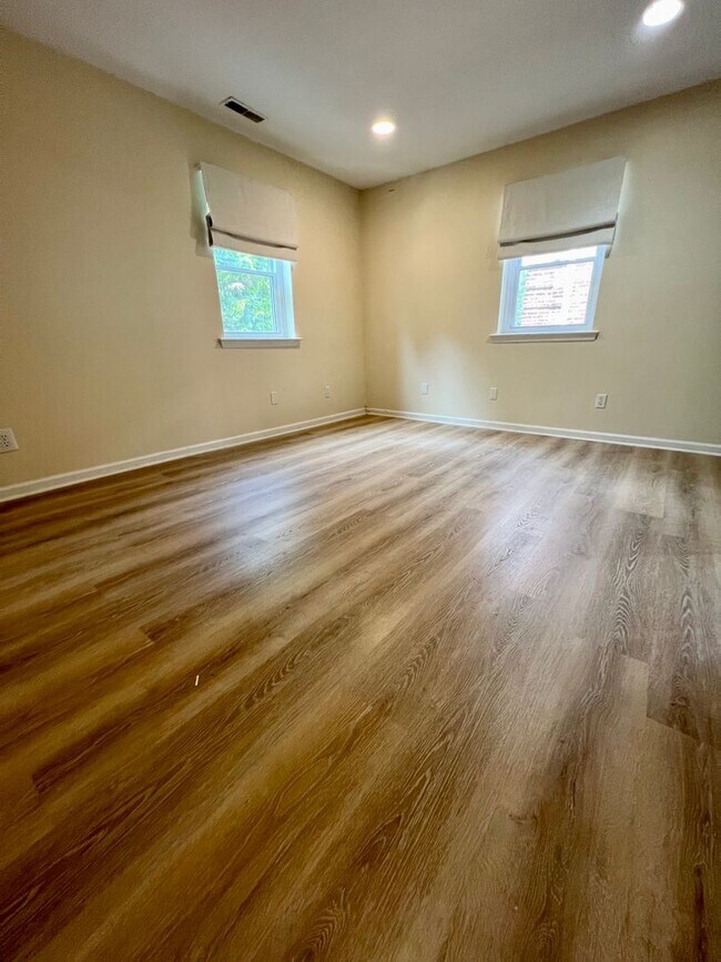 Building Photo - Stunning 1-Bedroom Apartment on the Main Line! Available Mid-October!