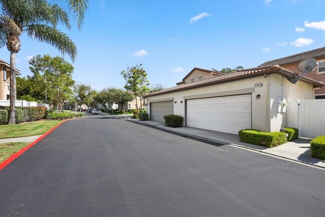 Building Photo - 2 Master Suites - 2 car garage - Townhome