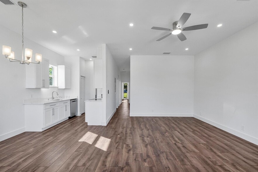 Primary Photo - 1573 W 16th St