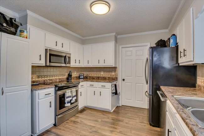 Building Photo - 4 bedroom 2.5 bath home on the water with ...