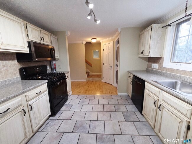 Building Photo - 12 W Meadow Ln