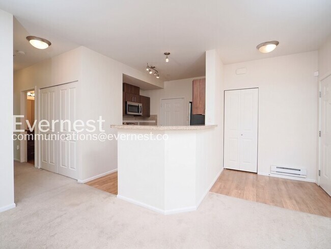 Building Photo - 2 Bed/2 Bath Condo with Garage / Vouchers Accepted / Available Now!