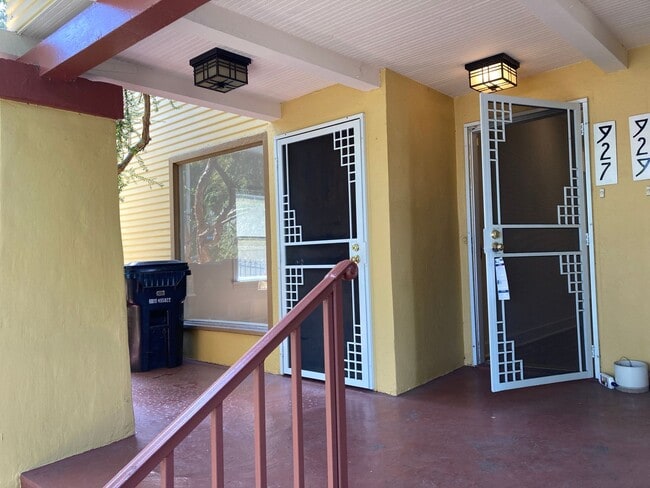 Building Photo - 1015 3/4-929 W Kensington Rd