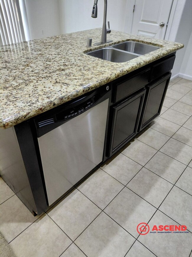 Building Photo - Charming 3 bedroom Home In Southwest!