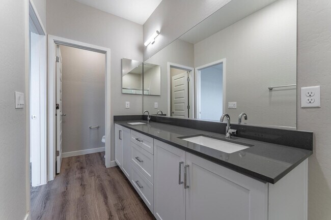 Building Photo - 432 S 32nd St