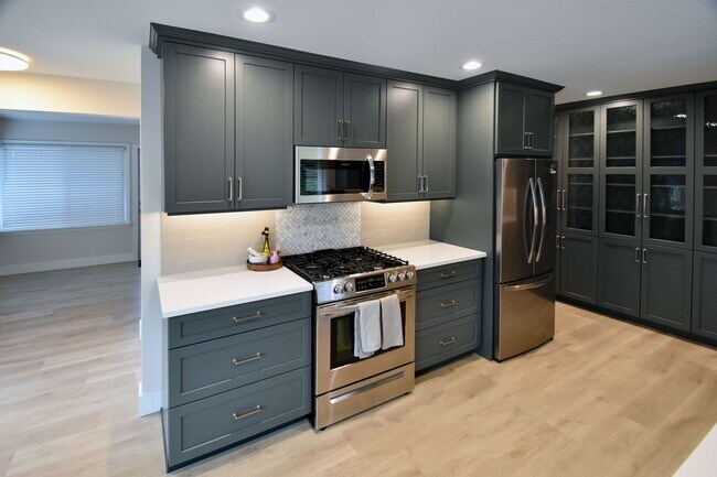 Building Photo - 7605 Sunset Cir W