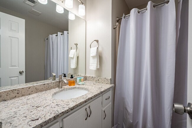 Building Photo - 25 Jennifer Ln