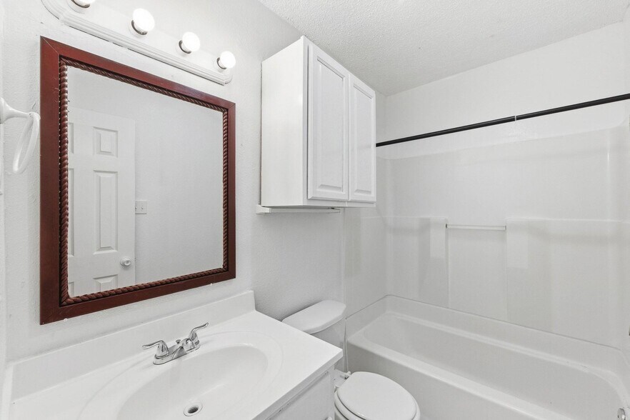 Building Photo - 5619 Jacaranda Dr