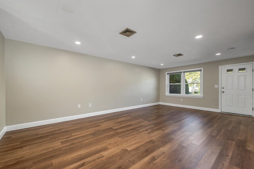 Building Photo - 32 Cadogan Way