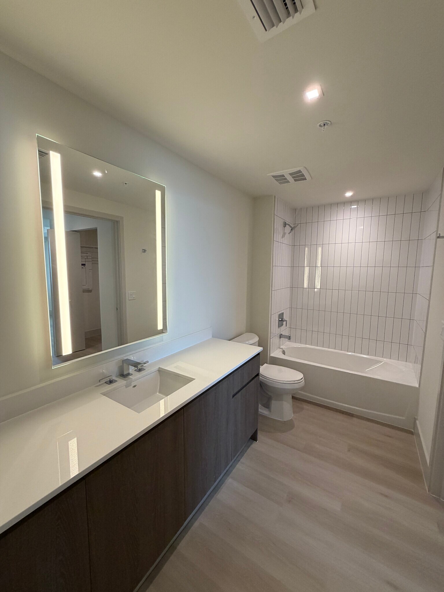 Building Photo - 1549 Van Buren St