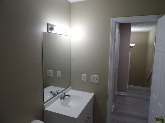 Building Photo - 217 Landings Dr