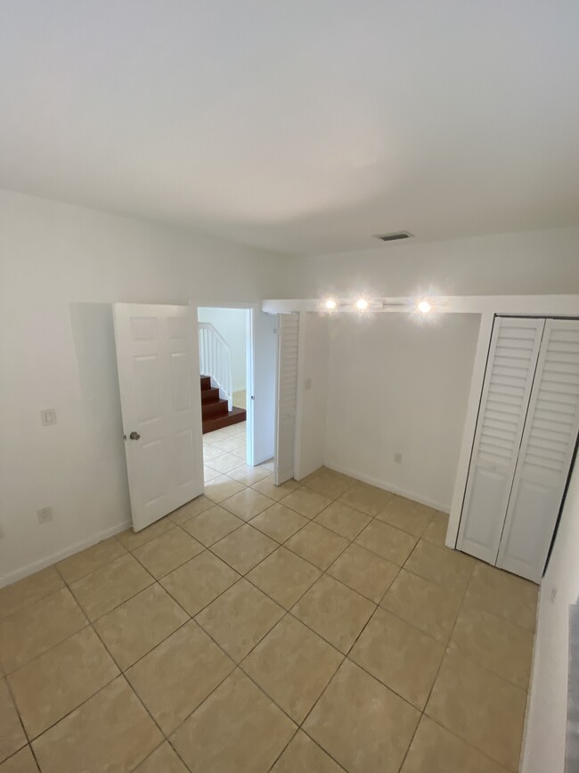 Ground Floor Room: spacious bedroom with closet space, wheelchair accessible. - 2451 SE 14th Ave