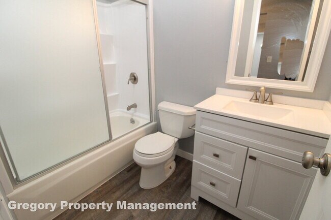 Building Photo - 9907 NE 124th St