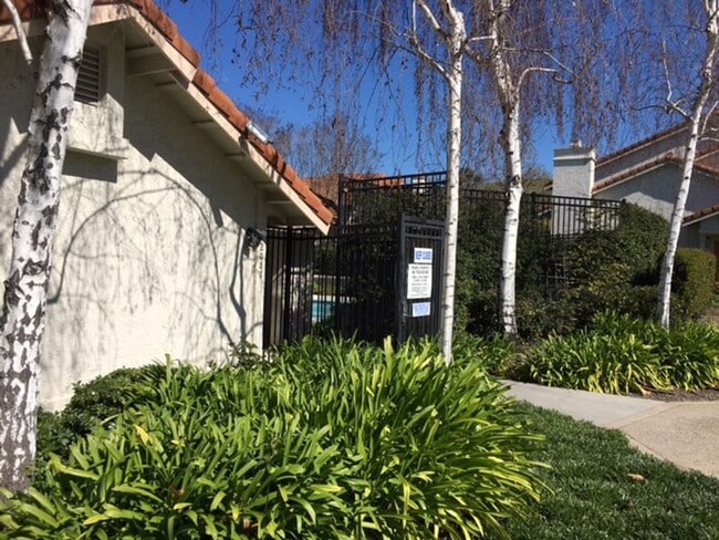 Building Photo - Great Location 3 Bedroom 2.5  Bath Townhouse