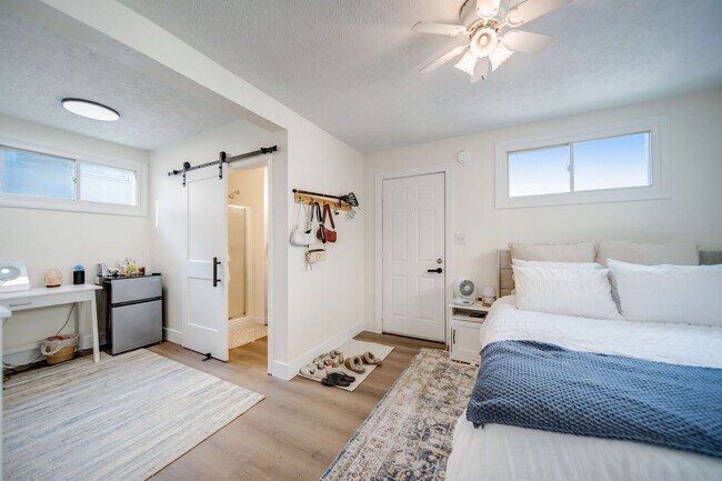 Building Photo - Massive 10 Bedroom Newly Renovated House P...
